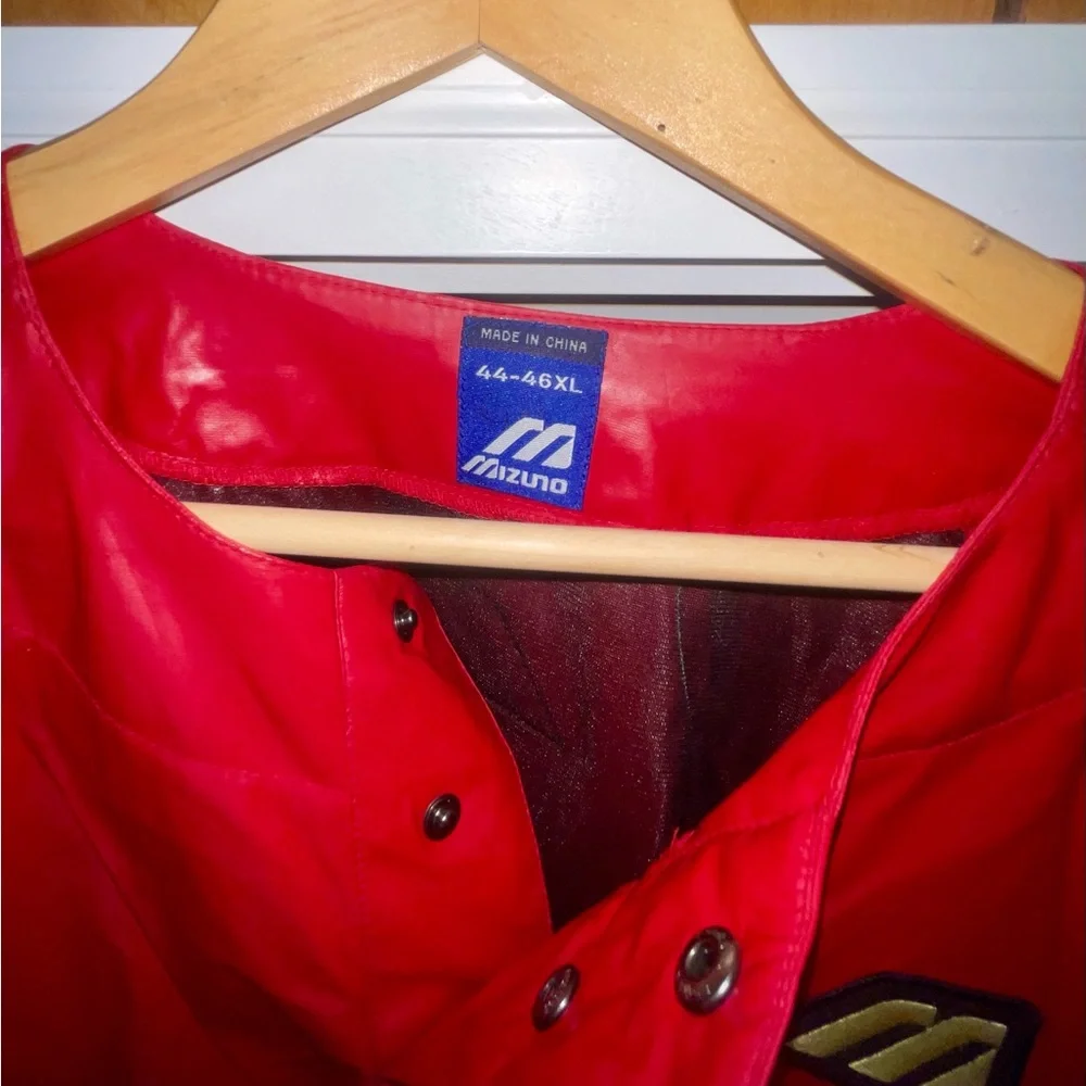 Mizuno Red Men’s Baseball Wind-Rain Long Sleeve Shirt - Size 44-46 XL - Picture 2 of 3
